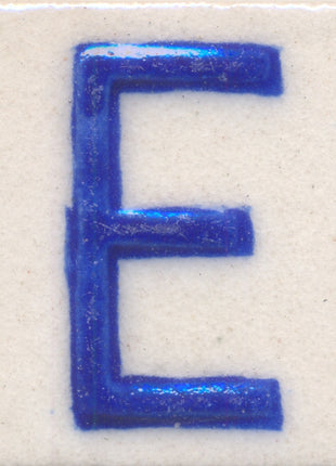 Blue E alphabet white tile (2x2)