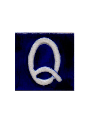 White Q alphabet blue tile (2x2)